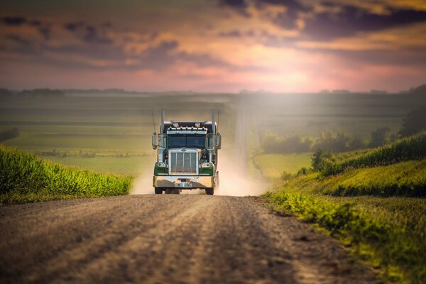 Route spacieuse avec un gros camion