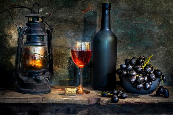 Nature morte bouteille de vin, lanterne portable