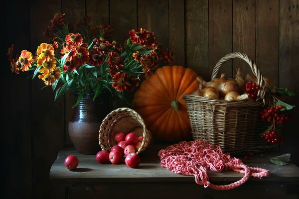 Herbstbild, wo es Äpfel und Kürbis gibt