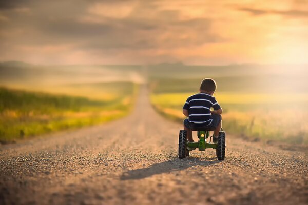 Petit garçon chevauche son vélo