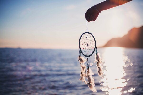 Acchiappasogni contro il sole del fiume