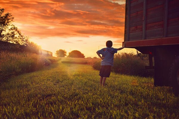 Al atardecer hay un niño cansado