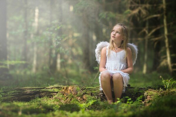 Kleines Mädchen Engel träumt vom Fliegen