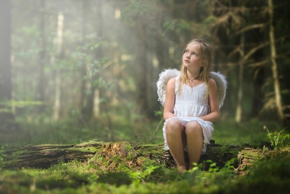 Petite fille ange rêve de voler