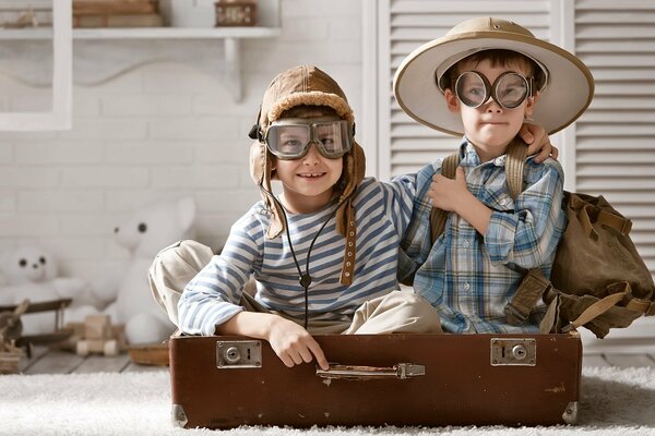 Guys play in a suitcase against the background of bears