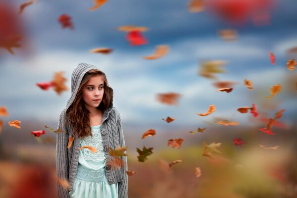 Imagen chica posando en el fondo de las hojas de otoño