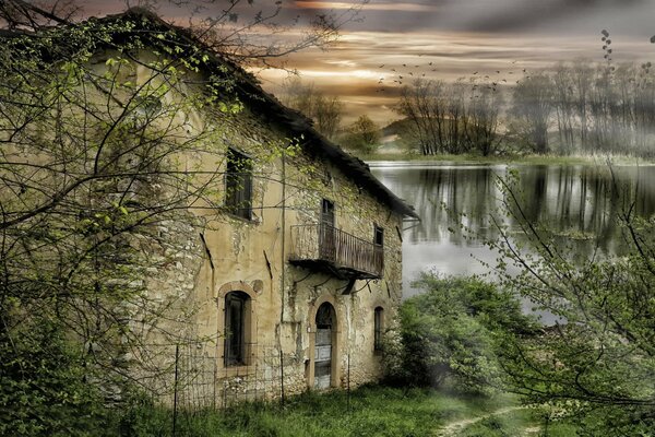 Verlassenes Haus am Fluss im Dorf