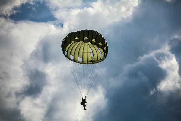 Un parachutiste fait un saut. Ciel bleu dans les nuages