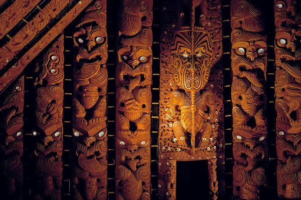 Totem nel museo e illuminazione calda