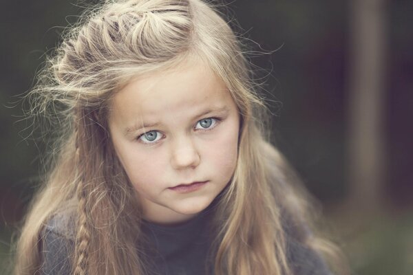 Foto di una bambina con bei capelli