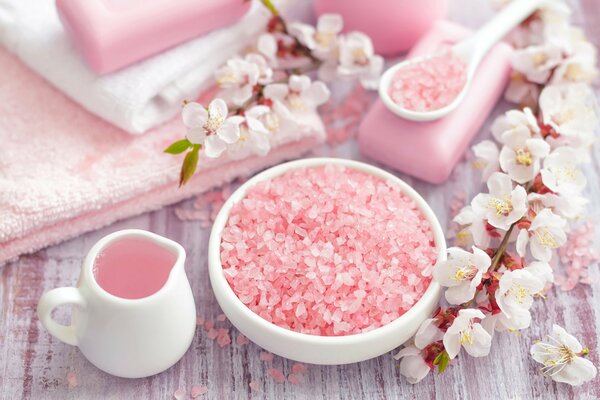 Розовая морская соль и полотенца