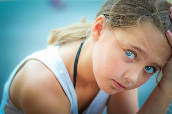 Fille aux yeux bleus en regardant la caméra