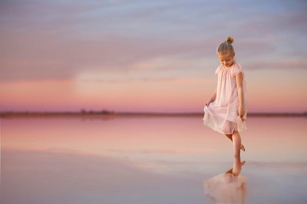 Ragazza in bianco riflesso dall acqua