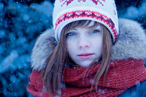 Ritratto invernale della ragazza con sciarpa e cappello