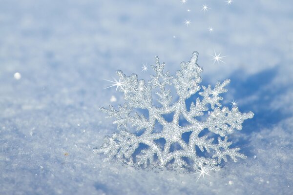 Weihnachtsmärchen der niedlichen Schneeflocke