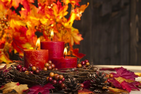 Calda composizione autunnale con candele