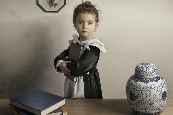 Ein kleines Mädchen in einer Schuluniform steht mit einem Buch in der Hand
