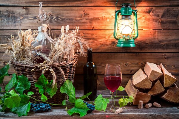 Eine Flasche Wein kombiniert Trauben