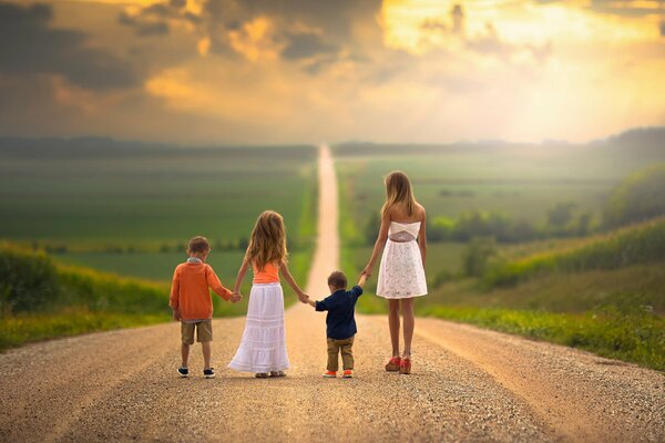 Eine Familie, eine geräumige Straße, eine unendliche Ferne