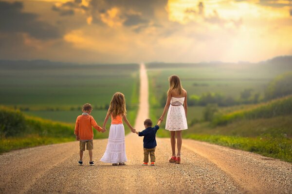 Rodzina, przestronna droga, niekończąca się odległość