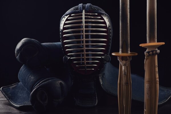 Masque de protection et deux katanas d équipement de samouraï