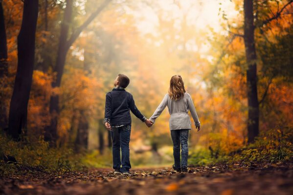 Verliebte Kinder gehen durch den Wald