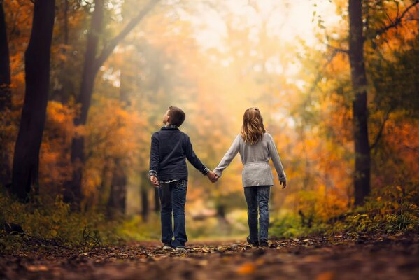 Zakochane dzieci spacerują po lesie