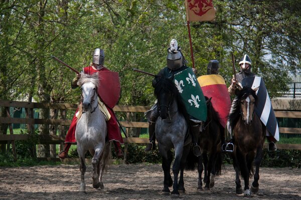 Caballeros guerreros con armadura a caballo