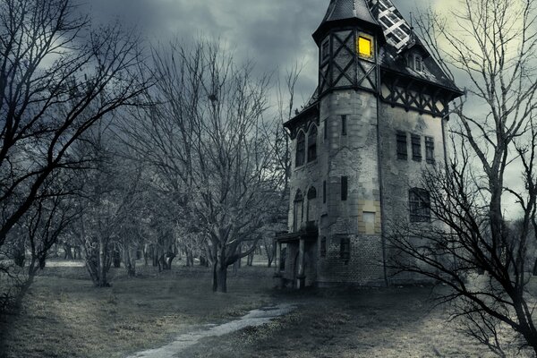 Дом с привидениями в хэллоуин и замок на фоне неба с полной луной со страшными облаками это жутко