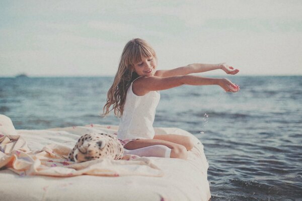 Niña se regocija en el mar