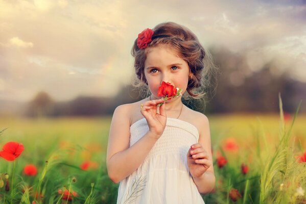 Fille sur le champ de pavot