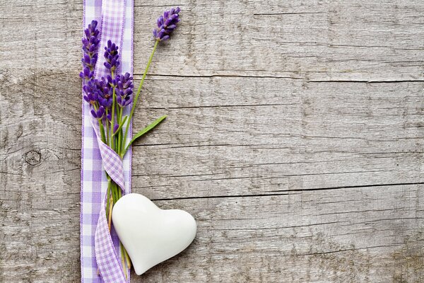 Flores de lavanda en una cinta en una mesa de madera