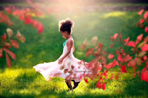 Ragazza in un vestito su una radura verde