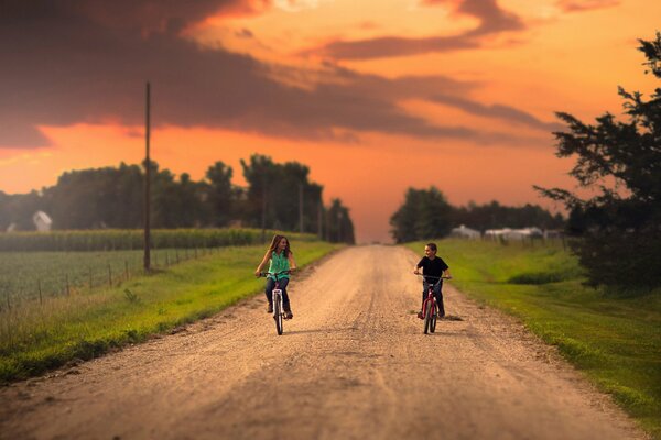 Mädchen und Jungen fahren mit Fahrrädern