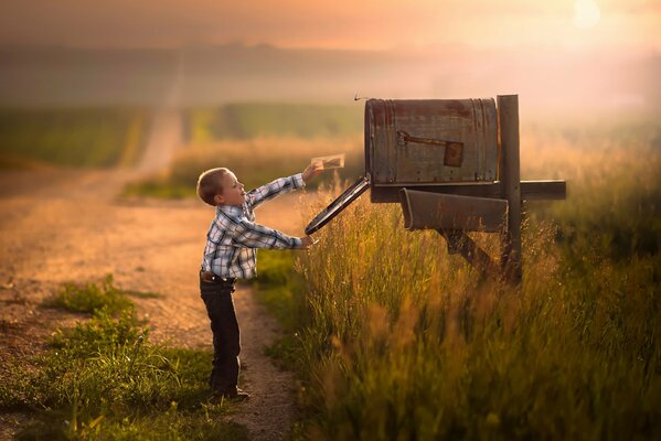 The boy throws a message to the mailbox