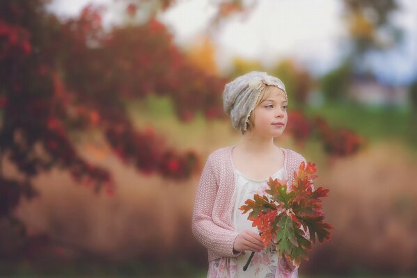 Ragazza in autunno con erbario in mano