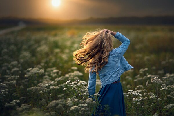 Niña en el campo bajo el sol brillante