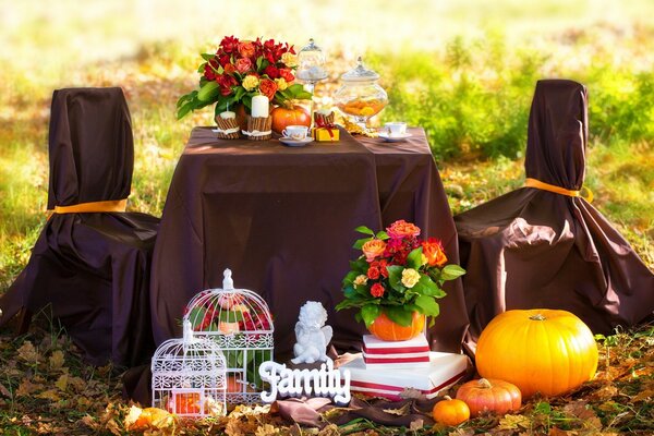 Picnic autunnale nella natura con attributi