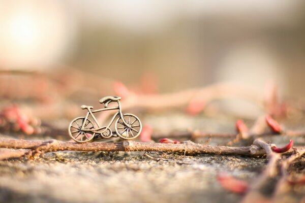 Маленький игрушечный велосипед на палке
