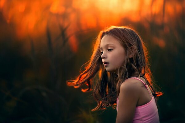 Die Haare des Mädchens entwickeln sich bei Sonnenuntergang