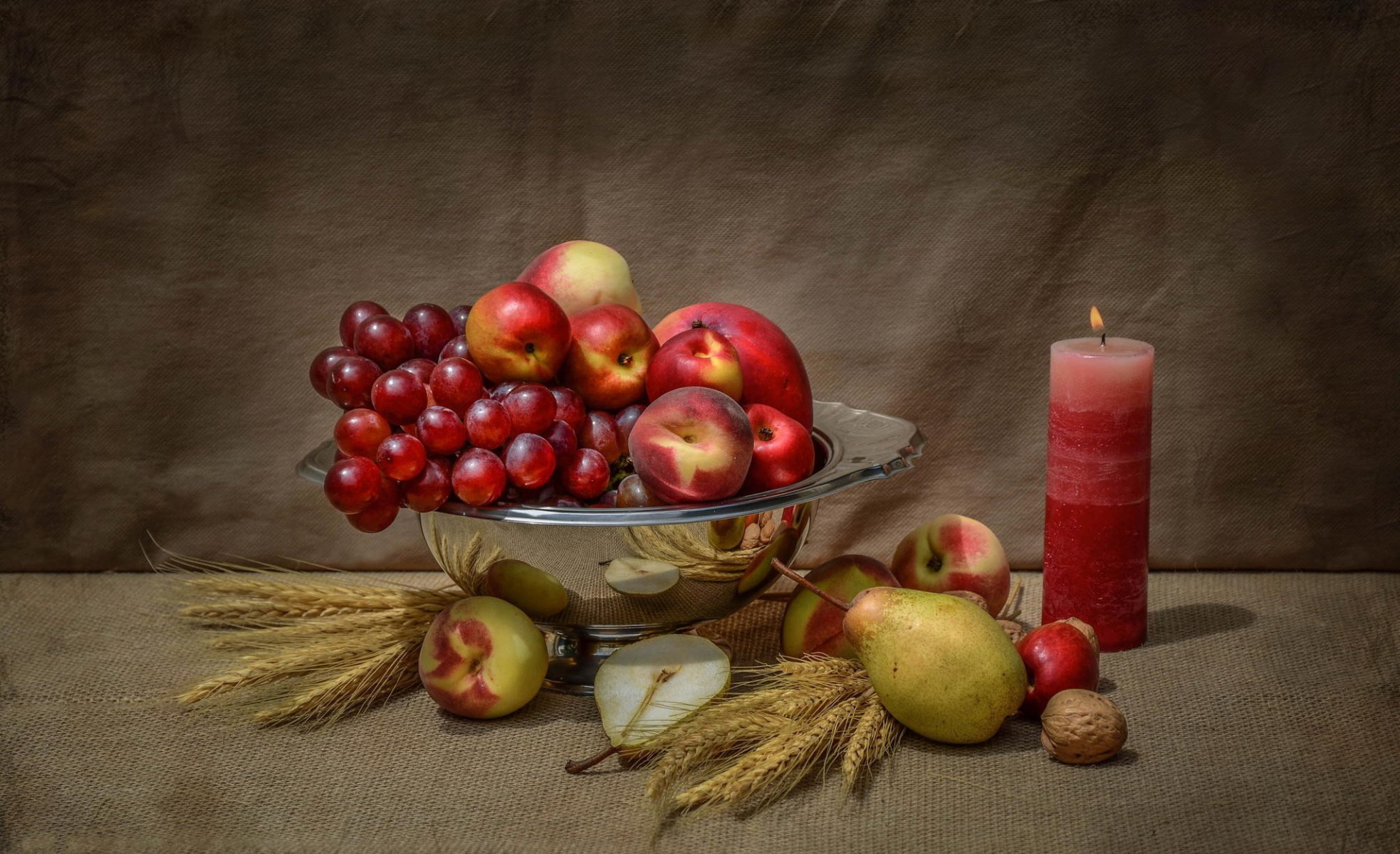 naturaleza muerta manzanas uvas frutas peras nuez vela