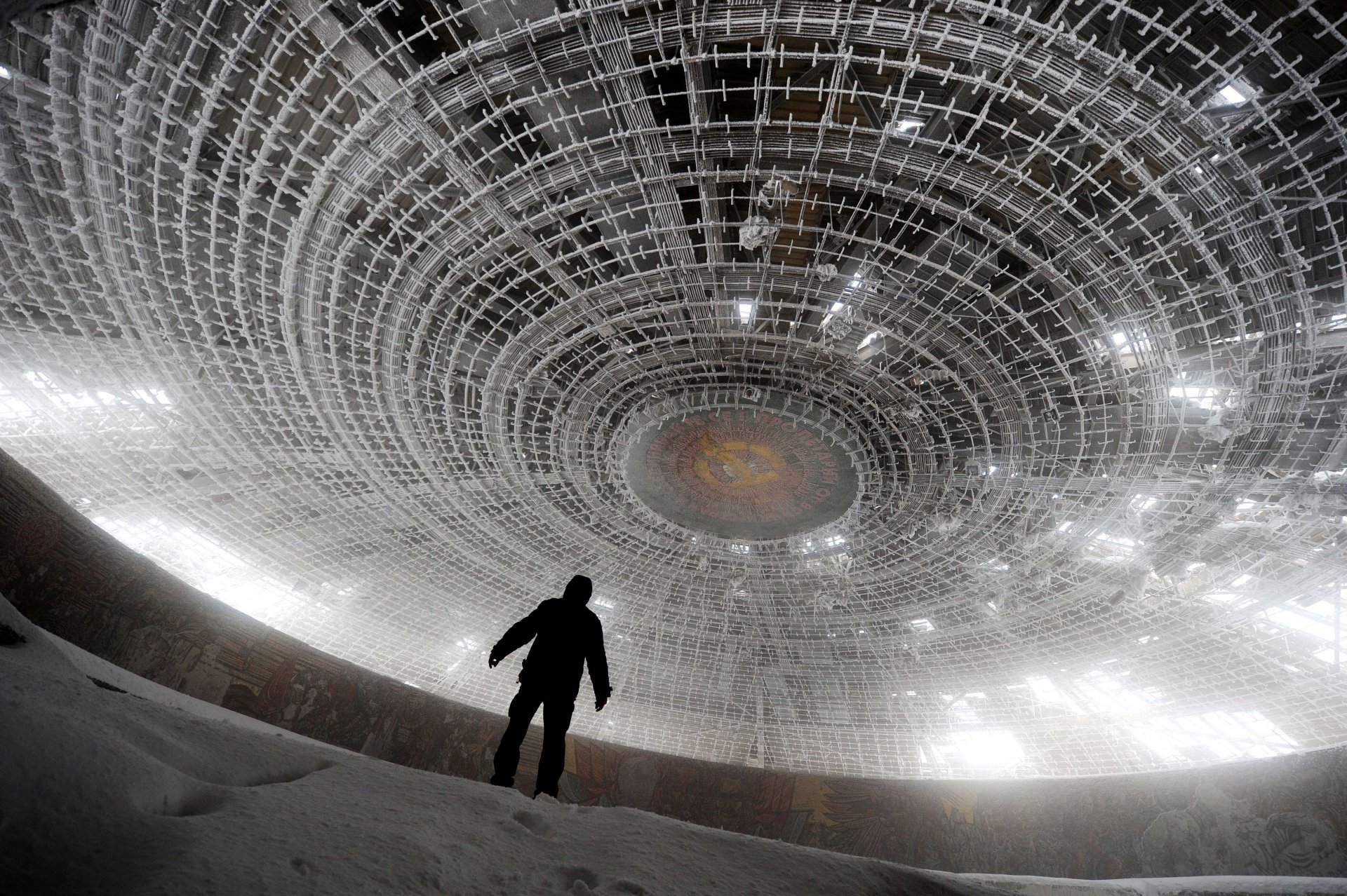 monumento abandonado al comunismo bulgaria hombre negro urss luz nieve techo