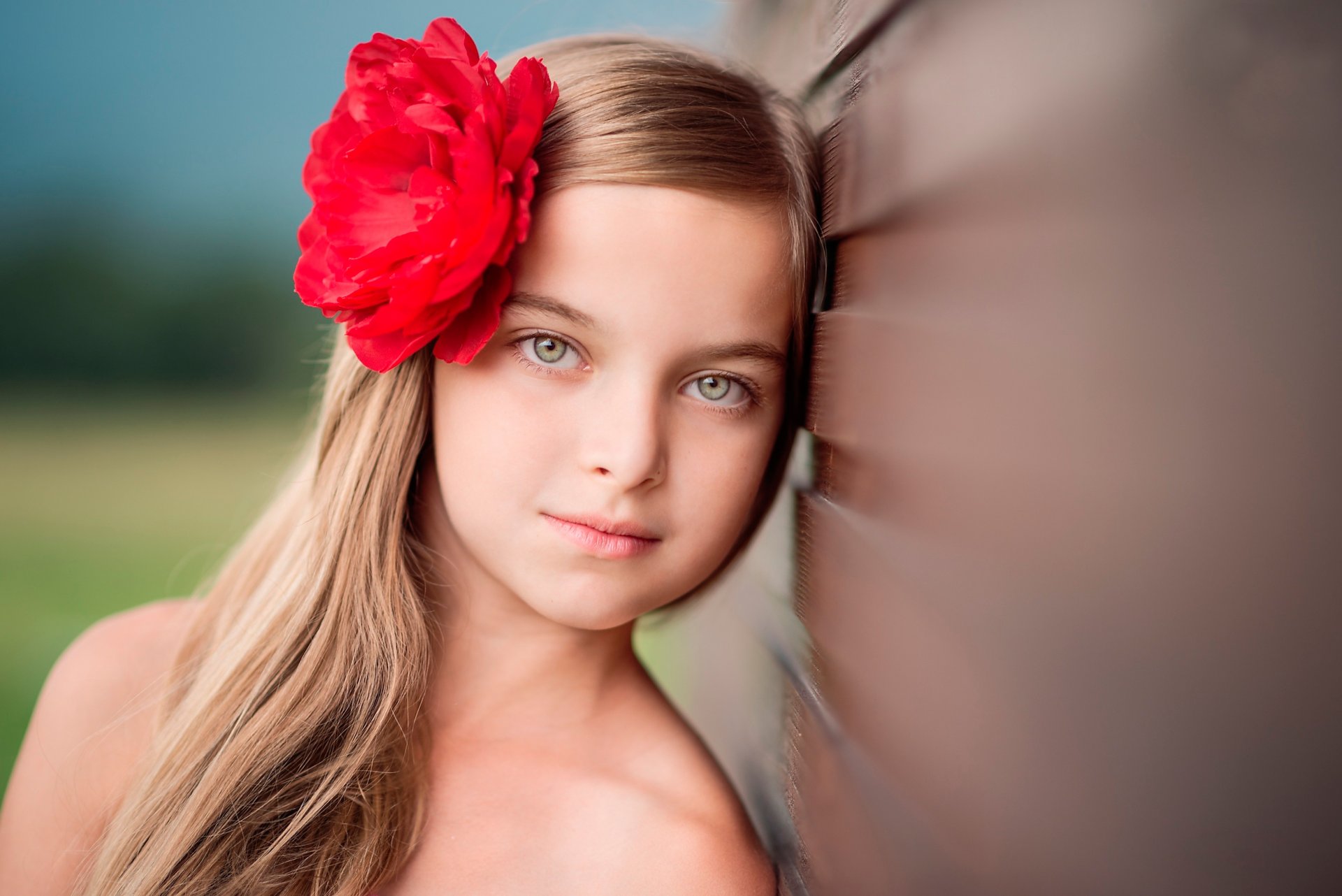 fille portrait cheveux fleur bokeh