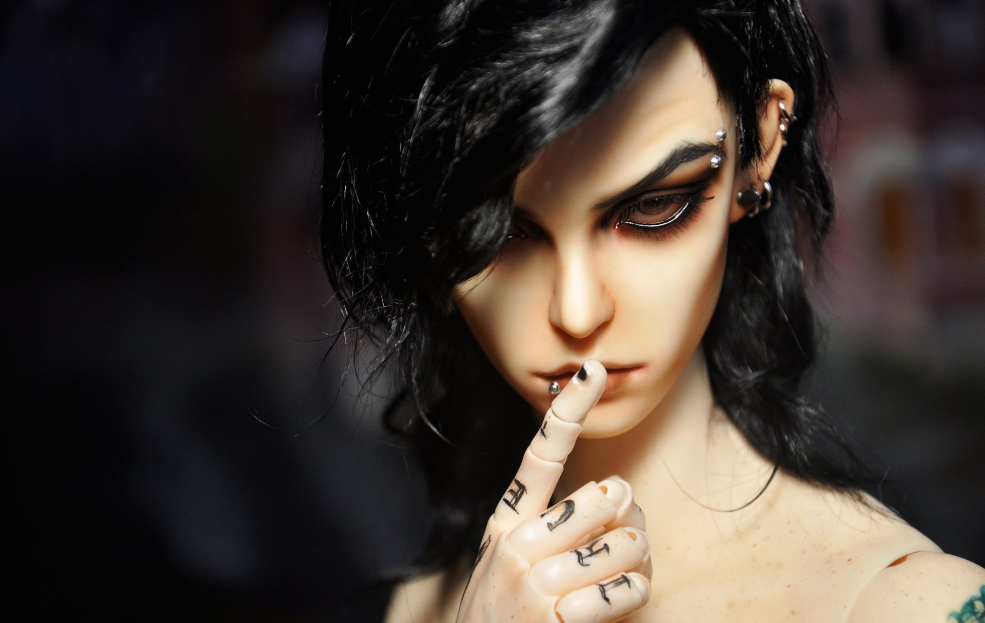 bjd puppe kerl tattoos piercing ohrringe blick zeichen der stille