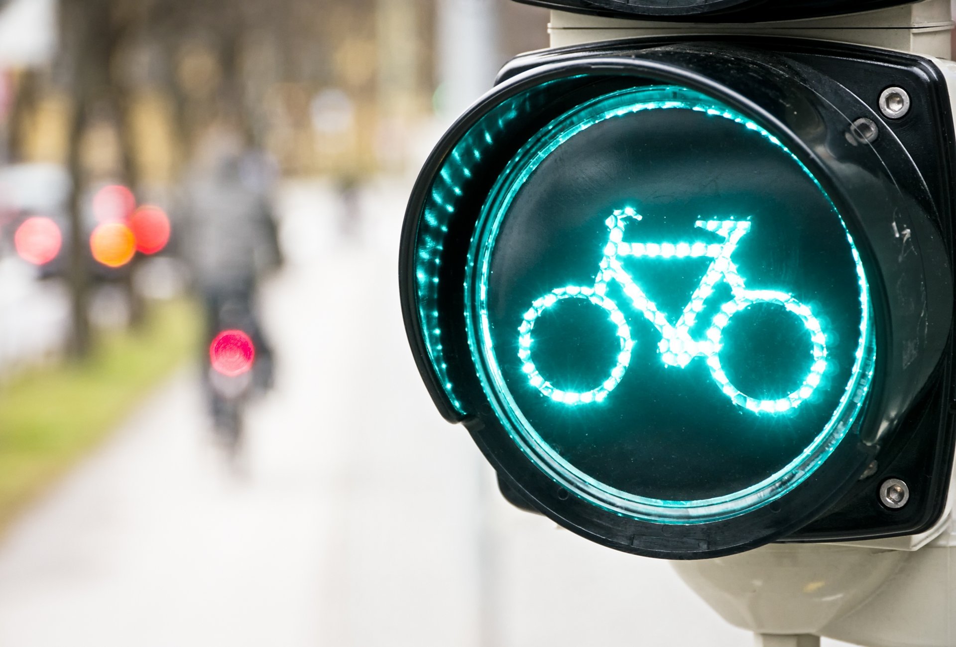 verschiedenes straßenschild fahrrad ampel unschärfe bokeh hintergrund tapete widescreen vollbild widescreen