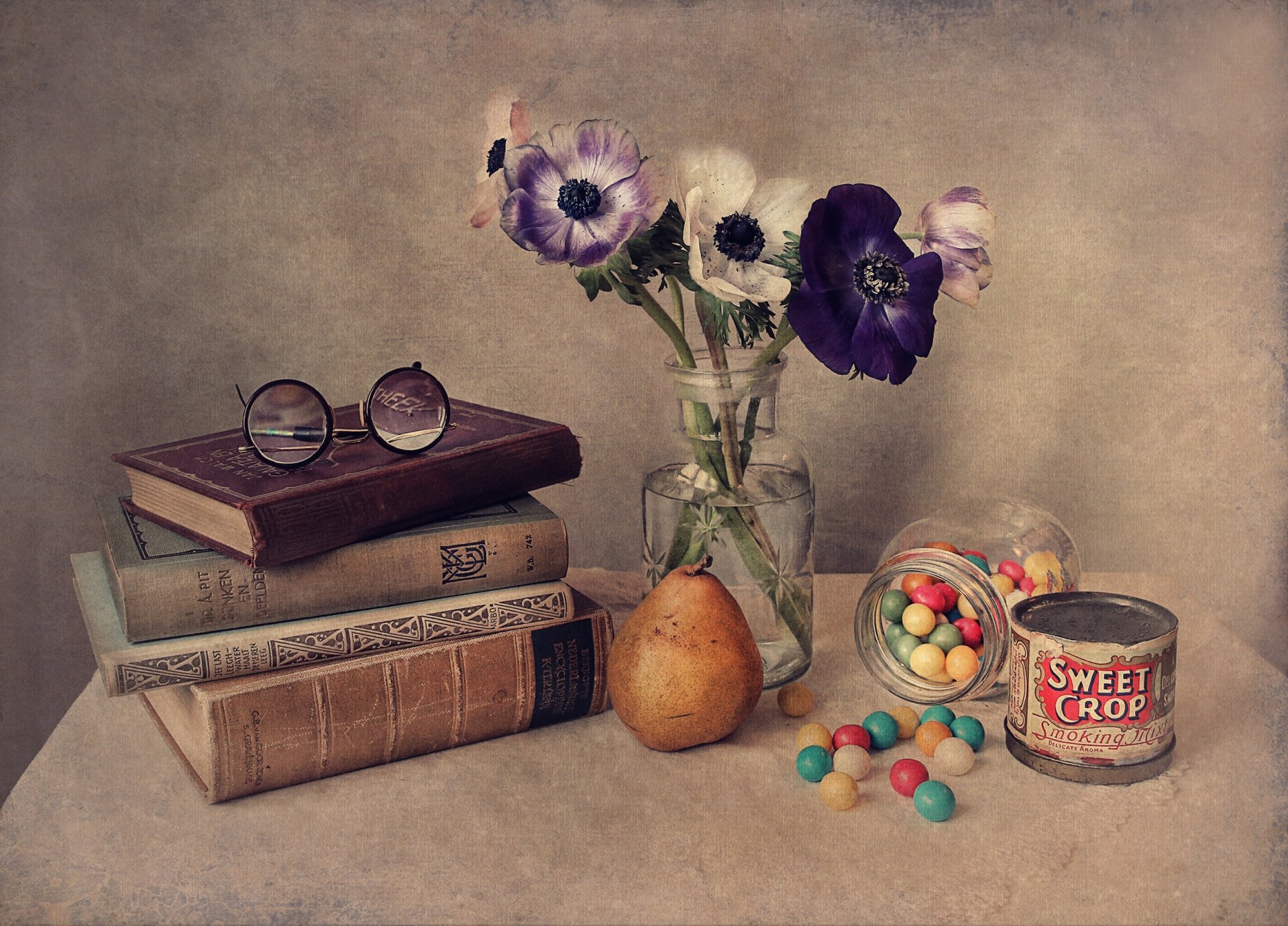 naturaleza muerta libros gafas flores pera grageas