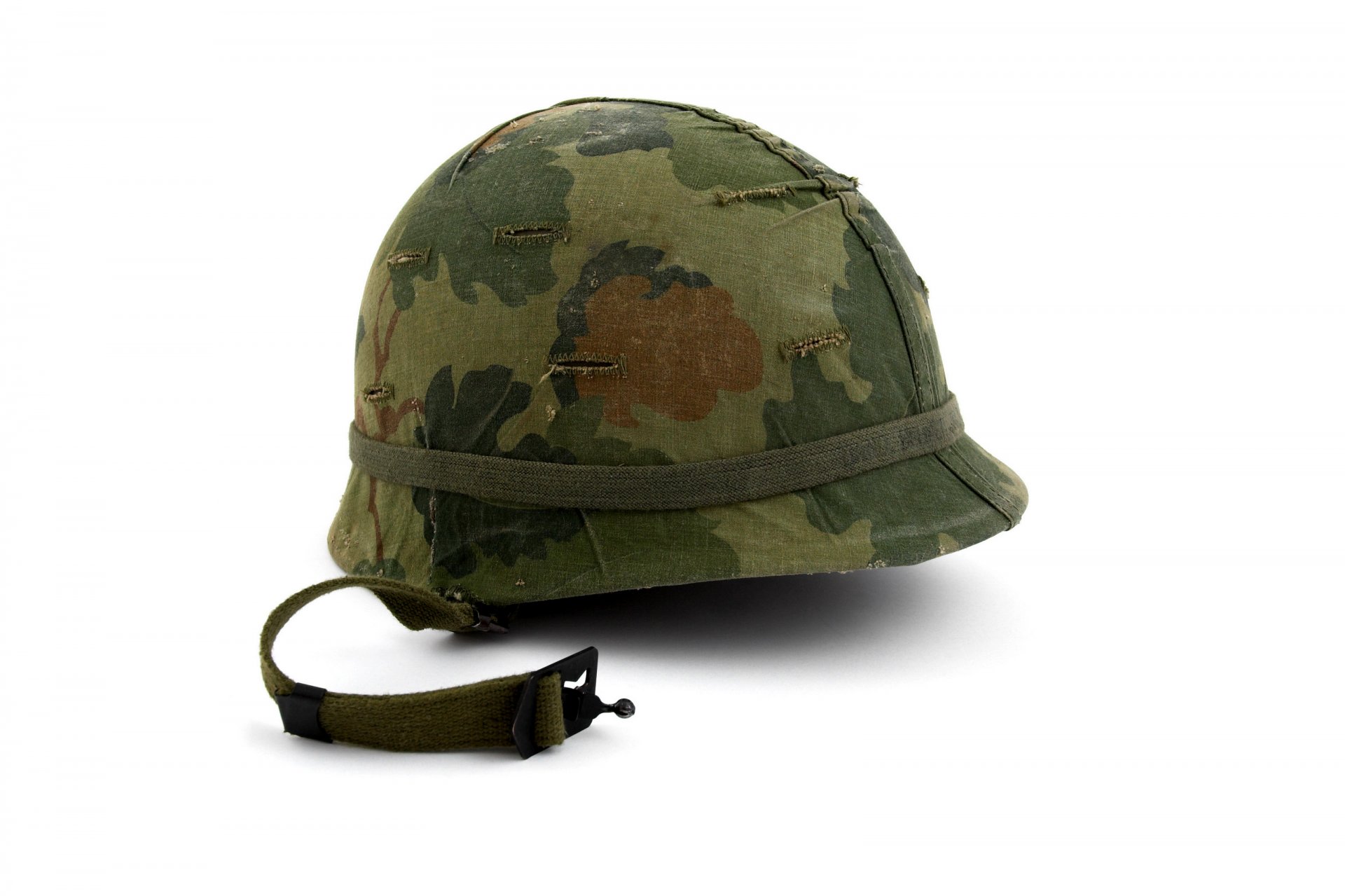 munition helm armee farben khaki tarnung abdeckung kinn gurt speziell gummiband befestigung tarnung weiß hintergrund schatten