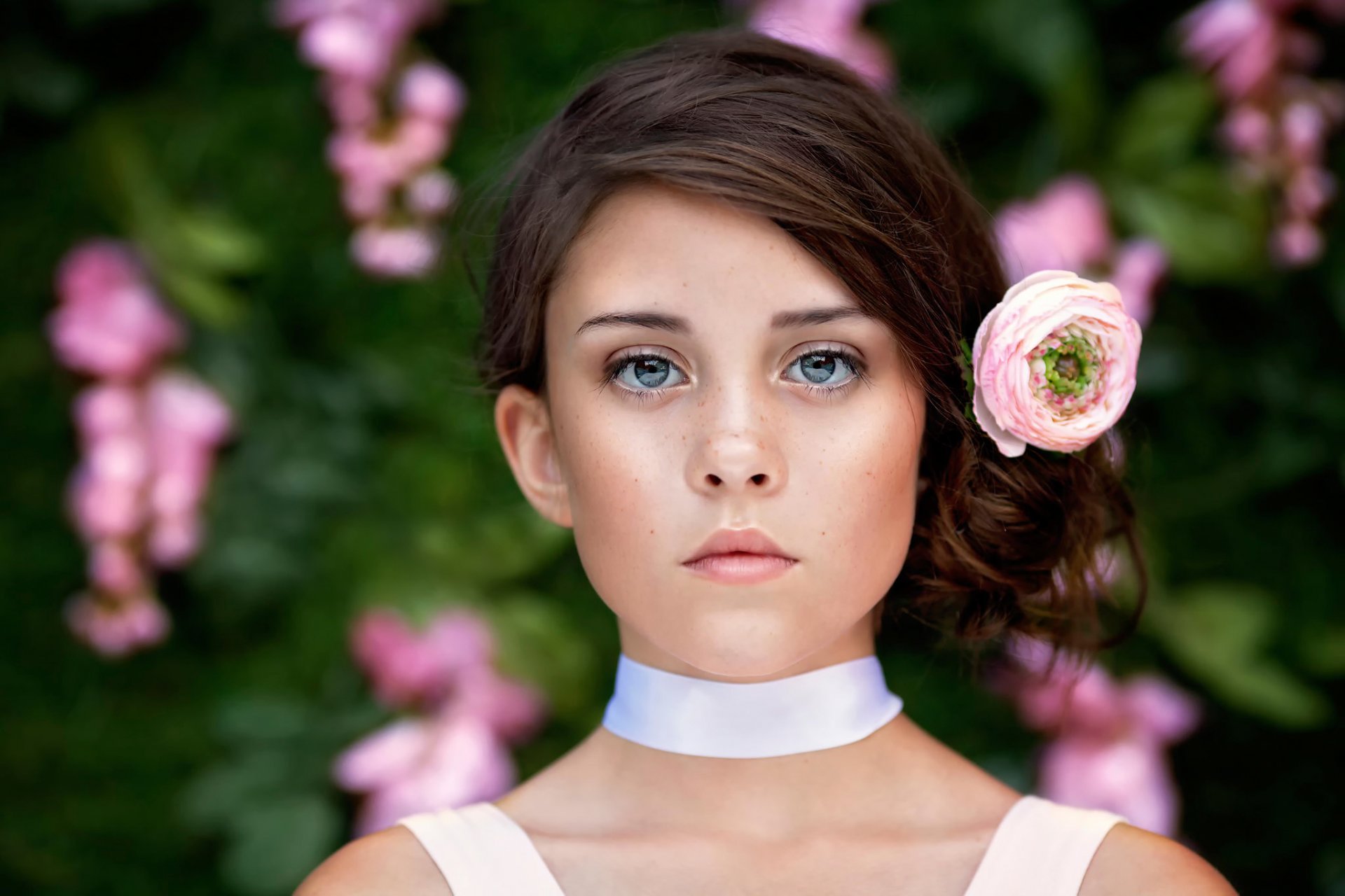 retrato niña mirada pelo flor pecas