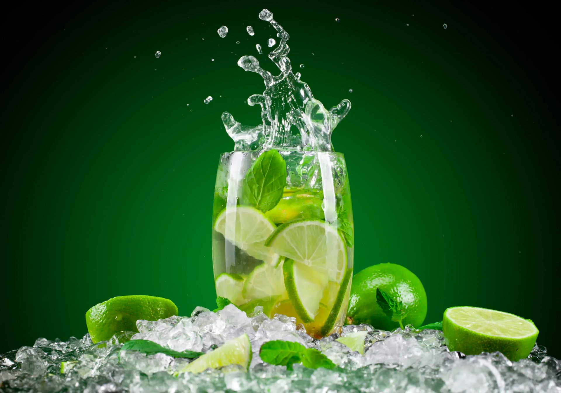 lime menta bicchiere acqua spruzzata bevanda