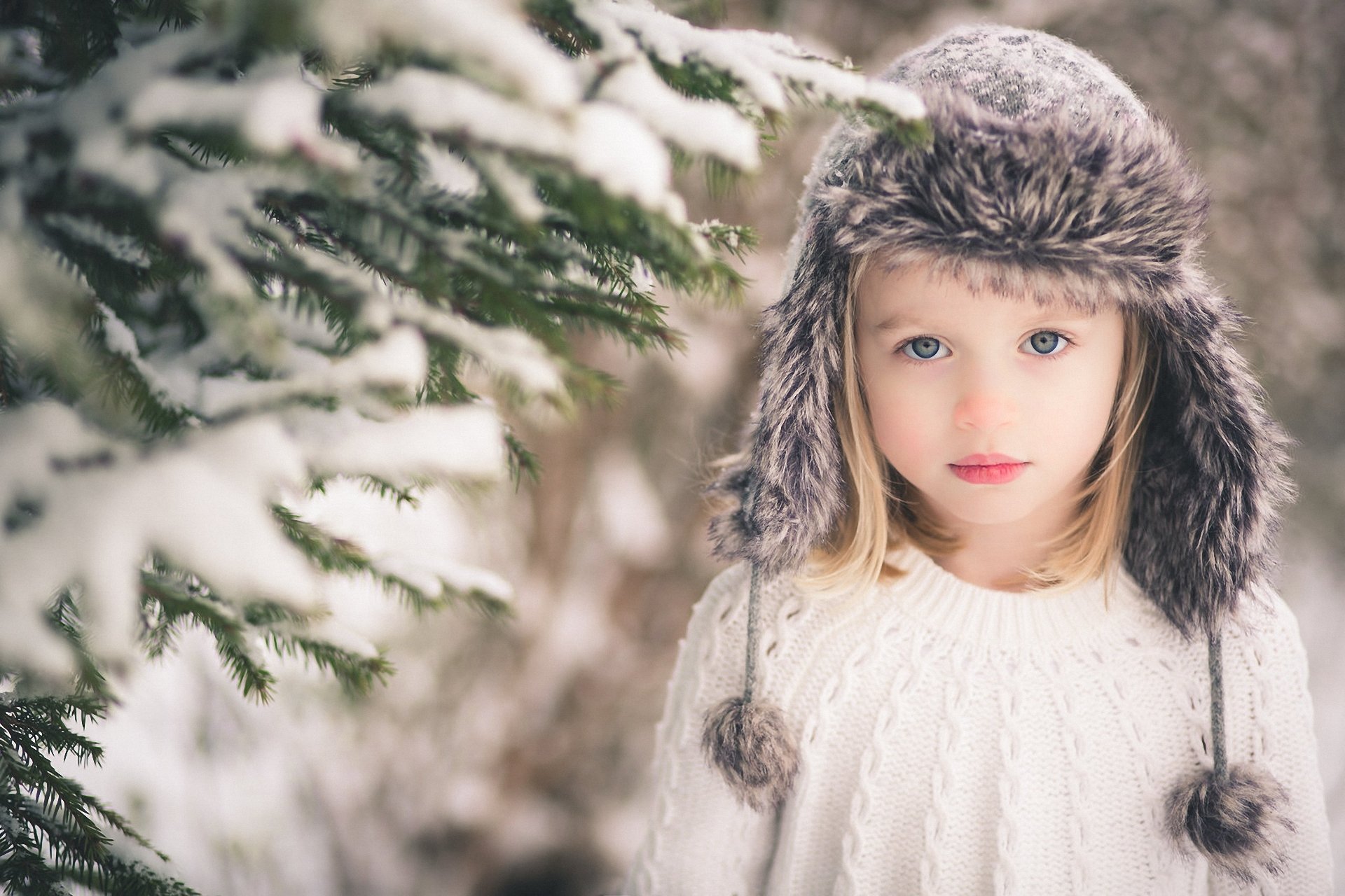 chica ojos grises rubia sombrero ramas nieve mirada